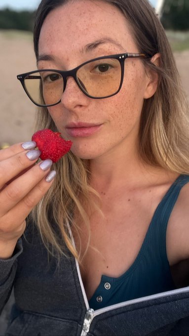 Have a nice sunday 🍓  #OlgaKobzar  #SundayMorning https://t.co/mlIu1ne4EN<a href="/tag/olgakobzar"class="tags">#OlgaKobzar</a><a href="/tag/sundaymorning"class="tags">#SundayMorning</a>