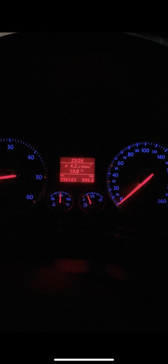 AleDiosPadilla's tweet photo. @ElenaF_1 Volkswagen Golf 5 de 2004. TDI 1.9. Creo que de lo mejores motores que han salido… 
1. Foto cuando aún quedaba 1/4 tanque. 2. Foto sin saltar la reserva. 3. Finalmente salta la luz de reserva con 1035,2 km. 308.000km que tiene actualmente (y espero que le queden muchos más) 😁 https://t.co/mFIlEkztaG