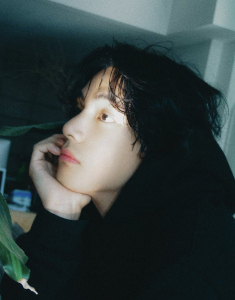 KIM TAEHYUNG POSTED AN UNRELEASED PICTURE??