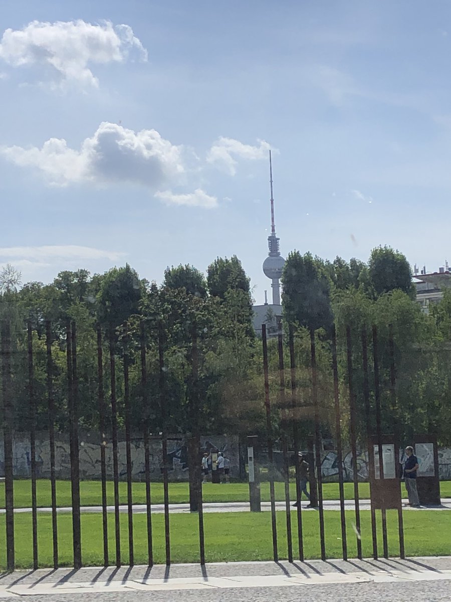 ArneLietz's tweet photo. Am Tag des #Mauerbaus beschwingt und frei, kreuz und quer durch Berlin zu fahren ist cool &amp; ein echtes Geschenk der Demokratie und Freiheit, für die viele Menschen über Jahrzehnte große Opfer oder sogar ihr Leben gelassen haben. https://t.co/PjWQqrzKAq