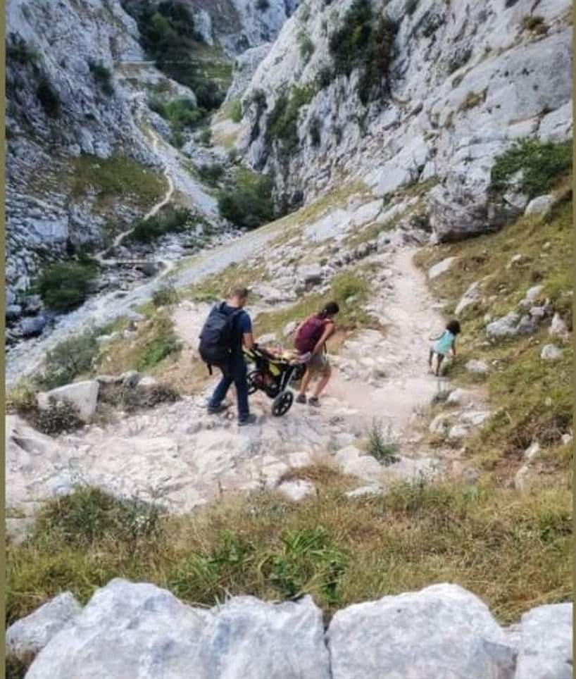 Jairo Palacios (@jairo84palacios) on Twitter photo Desde neñu subiendo a Bulnes con mis padres y nunca vi lo que se ve ahora.
Hay unos niveles de irresponsabilidad y temeridad muy altos.
Una pareja baja con un carricoche y dos niños desde Bulnes por la canal del Texu lne.es/asturias/2023/… vía <a href="/lanuevaespana/">La Nueva España</a> Desde neñu subiendo a Bulnes con mis padres y nunca vi lo que se ve ahora.
Hay unos niveles de irresponsabilidad y temeridad muy altos.
Una pareja baja con un carricoche y dos niños desde Bulnes por la canal del Texu lne.es/asturias/2023/… vía <a href="/lanuevaespana/">La Nueva España</a>