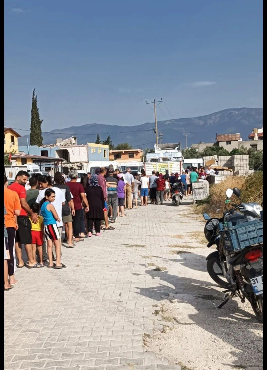 siyahkartus's tweet photo. Hava sıcaklığının 45 dereceleri bulduğu bugün, depremin üzerinden 188 gün geçmişken Antakyalılar yine su kuyruğunda. Artık diyecek bir şeyimiz yok. Sadece tarihe not düşsün diye yazıyorum.

13.08.2023 / Antakya Küçükdalyan Mahallesi https://t.co/cvlVi3OUXp