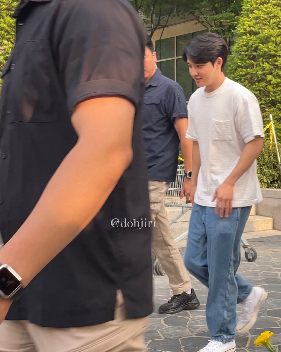 20230813 더문 무인 퇴근 도경수 

오빠 그동안 수고하셨어요~ 

#더문 #무대인사 #엑소디오