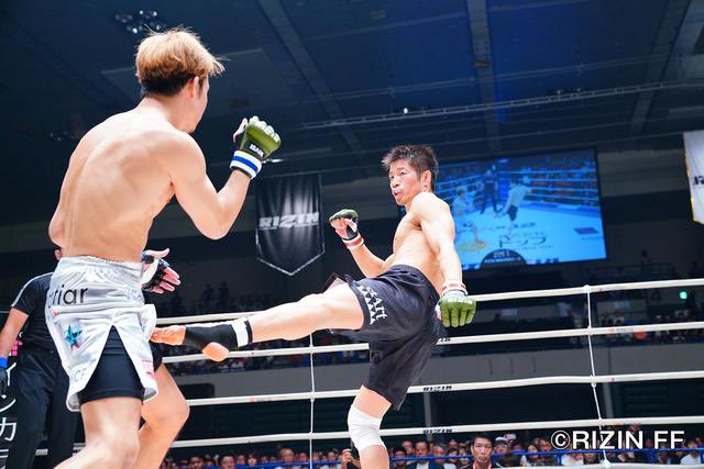 smn_c6c's tweet photo. 朝倉未来選手と征矢選手の奥様(蓮さん)は昔からのお知り合いだったようで
日沖戦でRIZINデビューが決まった際に
会社のスポンサーロゴを無償で入れてリングで戦ったようです。
少しでも多くの皆さんに知って欲しい。 https://t.co/h9iE2boOk5