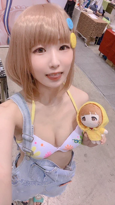 自分のサークルスペースで[ホップステップサマー]喜多見柚ちゃん特訓前のコスプレをしてました! 久しぶりの柚コス楽しかった〜 写真が舌ペロとウインクしかない…!! #C102 #C102コスプレ