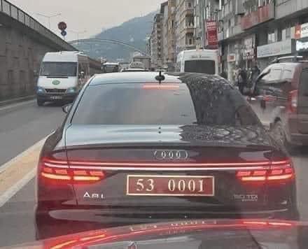 Kamu da tasarruf varmış.
Akılcı ekonomik politikalar uygulanacakmış.
Rize Valisi başta olmak üzere,18 milyonluk araçlara binenlere tasarruf yok.
Bu yılı
#emeklininKıyametYılı yaptınız.
Millet aç,bunlara tasarruf tatilde.
ADALETİNİZ BATSIN, YAZIKLAR OLSUN.