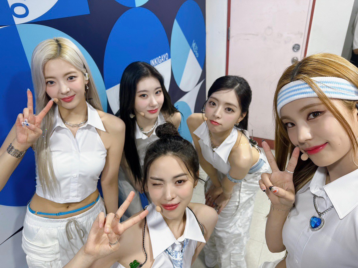 ITZYofficial's tweet image. [ #인기가요 ]
무대 위 ITZY의 멋쁨은 no doubt!
이번 주말도 CAKE만 있으면 Alright alright💘

🎬 ITZY - CAKE
naver.me/xdfWd2hF

🍰 M/V youtu.be/0bIRwBpBcZQ
🎧 CAKE kko.to/eoMjL0dgJy
🥊 ALBUM ITZY.lnk.to/KILLMYDOUBT

#ITZY #MIDZY @ITZYofficial
#ITZY_KILLMYDOUBT…