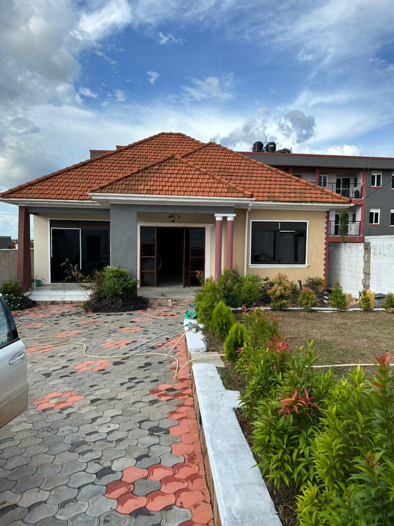 shukranproperty's tweet photo. Brand new classic house for sale in kira Mulawa has #4bedrooms #4bathrooms 1 boys quarter sited on #14DECIMALS selling #460m .. Call 0706592177 https://t.co/XnMPupubPc