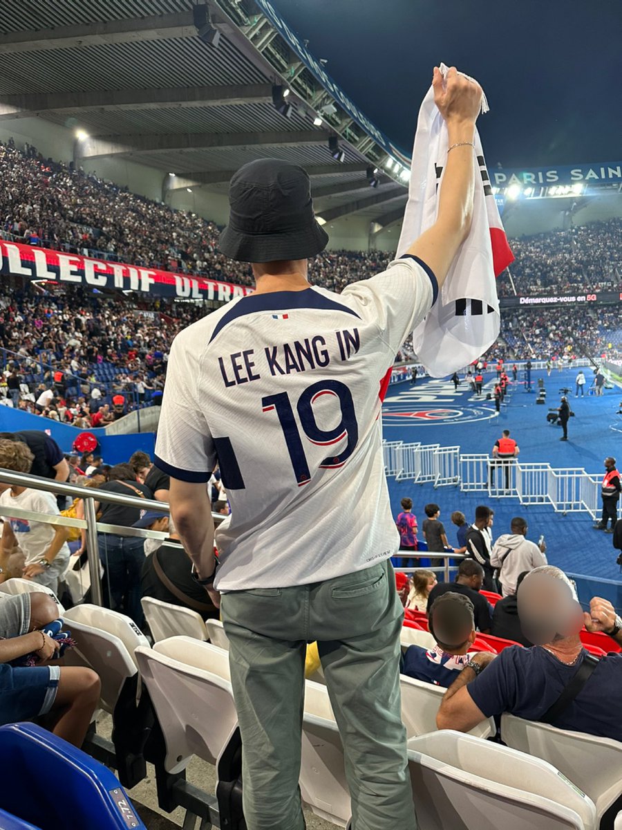 frenchmonster7's tweet photo. 그래도 즐거웠다! 
리그앙인 데뷔 👏잘했어요
#화가나 #파비생제르망 #psg https://t.co/ejbt9EqCyl