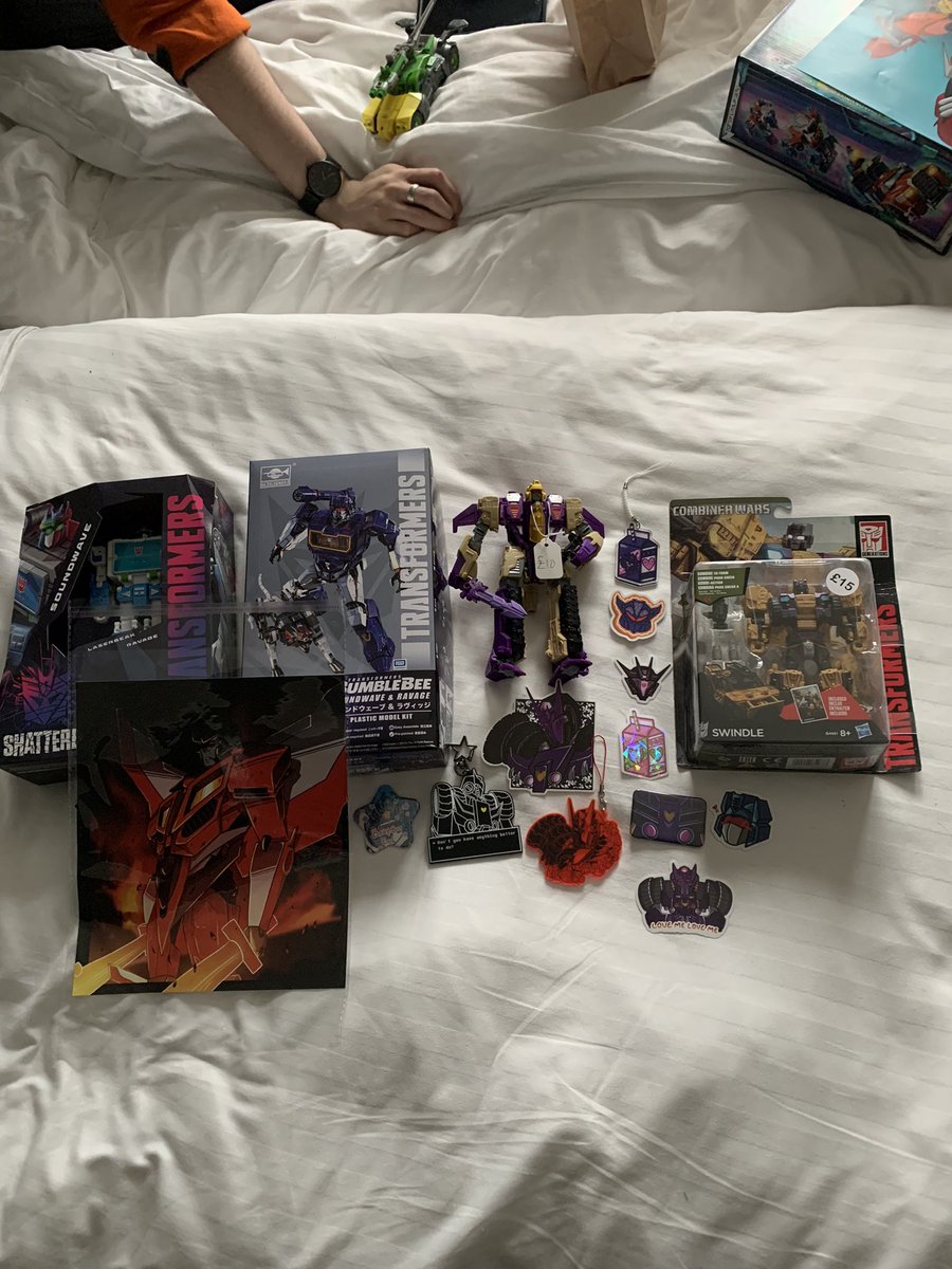 j_enn_y's tweet photo. i hate transformers‼️🤓😾 @ TFNation #Transformers #TFNation https://t.co/nI7saNSo9s