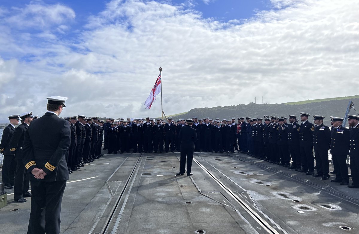 After four months deployed on operations from the Arctic Circle to the Baltic Sea @HMSNORT returns home to Plymouth for some well earned R+R, welcomed by our families, friends and @RAdmJudeTerry 🥳 #FearNORT #Homecoming