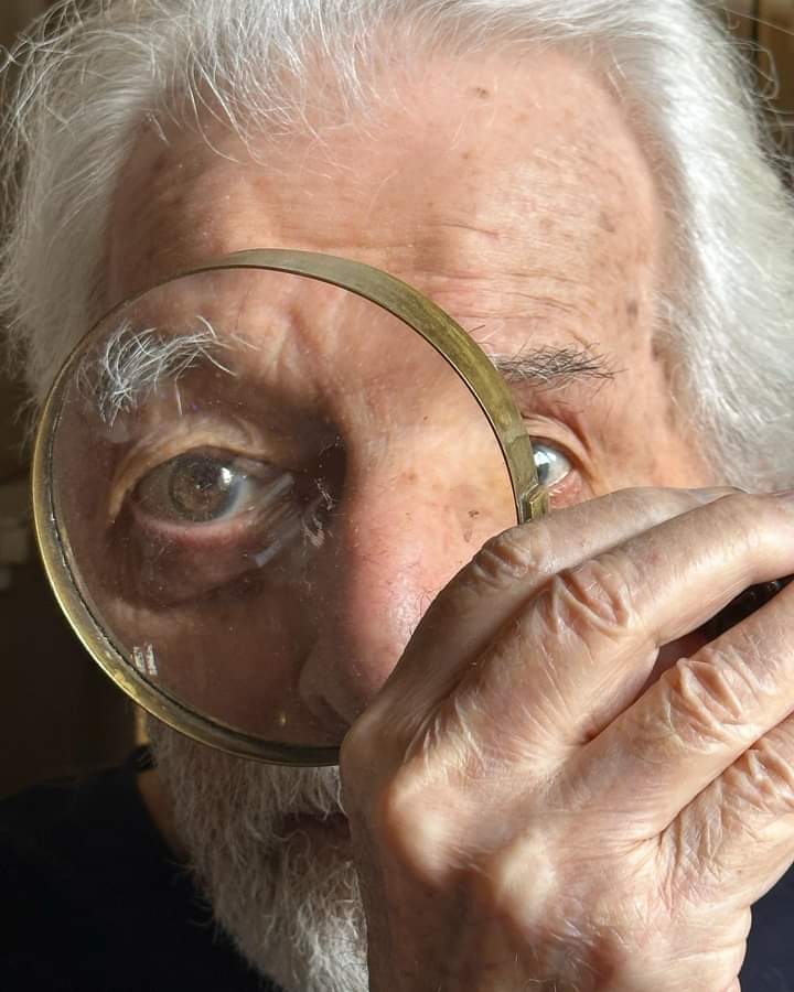alejodorowsky's tweet photo. Hoy domingo, mi día de descanso, estoy muy cansado.
Para tener el placer de hablar contigo, no encuentro nada que inventar. Por suerte, tengo un cuaderno donde anoto algunas frases que me parecen útiles. 
Espero que en las diez frases que te comunicaré hoy, encuentres algunas palabras que te sean útiles. Unas vienen de la mente, otras del corazón. 

1. Fuimos antes, no somos ahora, no seremos después. Fuera del tiempo, riamos tranquilos. 

2. Todo lo que hacemos, incluso morir, es un comienzo.

3. Le hacemos daño obligando al otro a recibir algo que no pide. 

4. No nos comportemos como un parásito del mundo, devorando frutos ajenos sin sembrar nunca.

5. Triunfar es aprender a fracasar. Fracasar es solo cambiar de camino.

6. El único medio de conocer al ser humano es a través de sus límites. 

7. Somos el producto de innumerables parejas que durante siglos buscaron el amor.

8. Nos vagan por la piel, como un rebaño de nubes, las sombras de quienes acariciaron nuestro cuerpo.

9. ¿Por qué, aunque digo que no me faltas, extraño tanto tu sombra? 

10. Cada vez que me miras, ardo en el fuego de tus ojos, como una mariposa nocturna.

Bueno, terminé mis diez frases. Ahora, voy a escribir otra como despedida :
“Solo me gustaría perderte, para encontrarte otra vez.”

Un abrazo,
Alejandro
.
Photo by @PascaleMJodo