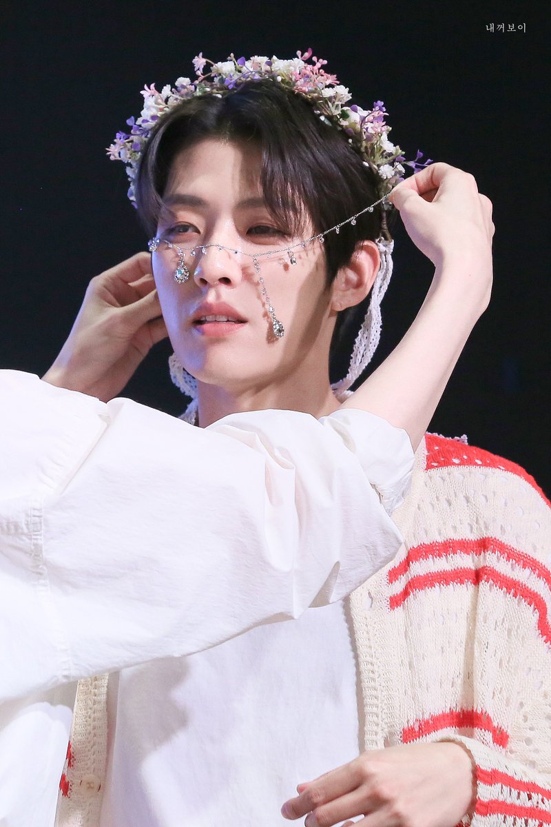 limerence_kms's tweet photo. 230811 에버라인 팬싸

이뻐!! 💐

성열이한테 막내가 였다면 누가 제일 미울 것 같냐고 물었는데 우현이를 쳐다보고 빵 터짐ㅋㅋㅋ 그럼 누가 제일 좋을 것 같냐고 또 👉 우현이! 미워하면서 마니 좋아하는 형이래ㅋㅋㅋ

#인피니트 #INFINITE
#이성열 #성열 #SUNGYEOL https://t.co/IXqULzYUgZ