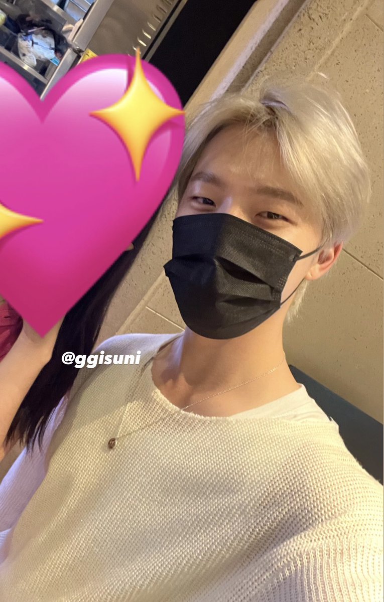 ggisuni's tweet photo. 쇼핑하러 백화점 갔다가 세븐틴 디노님 자만추 했어용‼️아는척하니까 사진도 찍어주셨고 밥 먹었냐고 물어보셔서 먹었다고 했는데 안 먹었으면 밥 사주려고 했다고 하셨어용 ,,,, 🥹🥹 말이라도 감사했습니다💖💖
#세븐틴 #디노 https://t.co/NNlJ4KvRp8