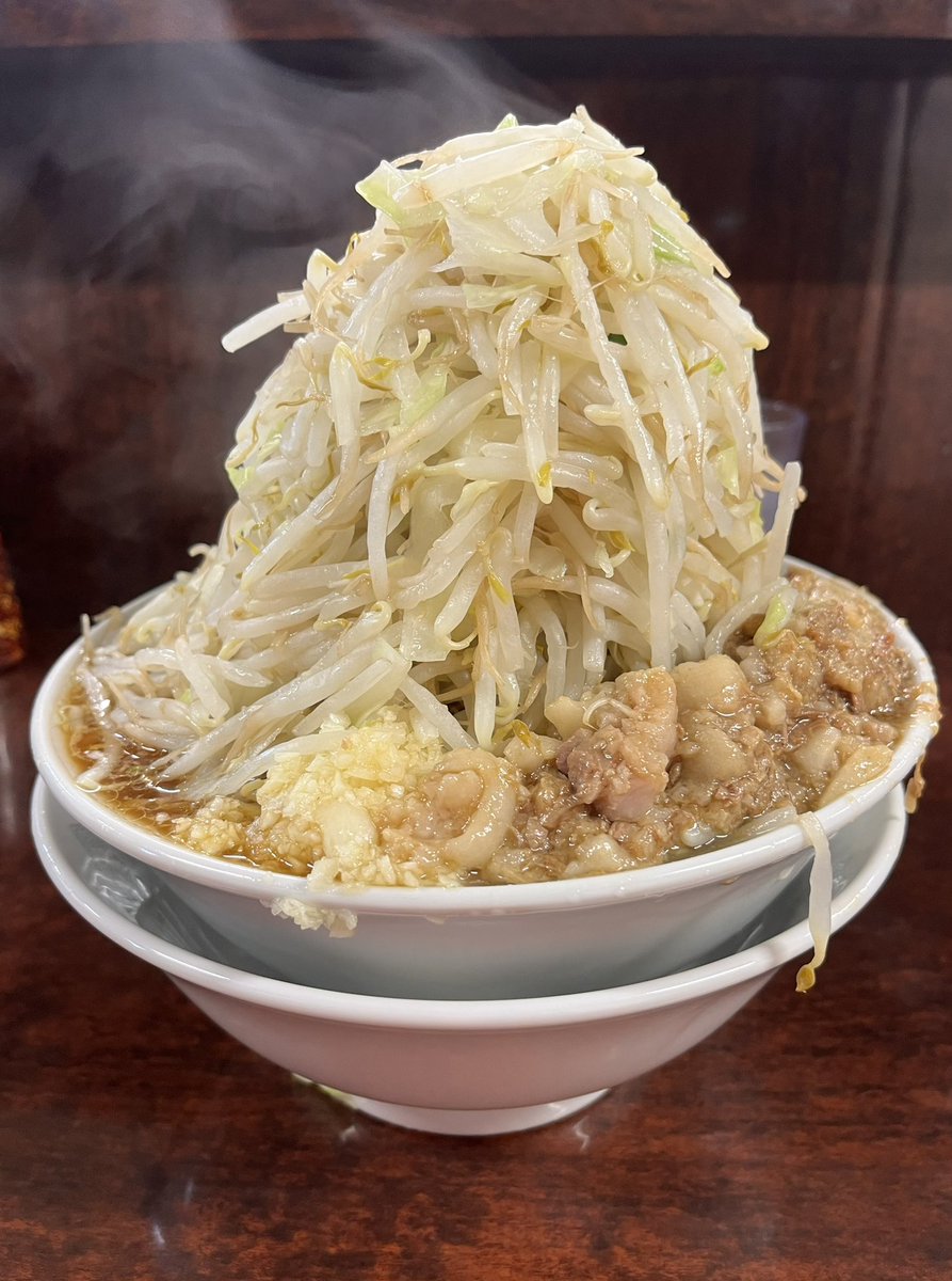 Carrot36M's tweet photo. ラーメン二郎　めじろ台店
8月１２日閉店間際に入店
小ラーメン　
にんにく　少し　野菜あぶら

見てのとおり野菜は愛情盛り
麺も食べてもなかなか減らない

帰り側に麺の量を尋ねると普通の量とのこと
久々にＣＯＯＬ山本氏にやられました🤢 https://t.co/VMuJeDnOU3