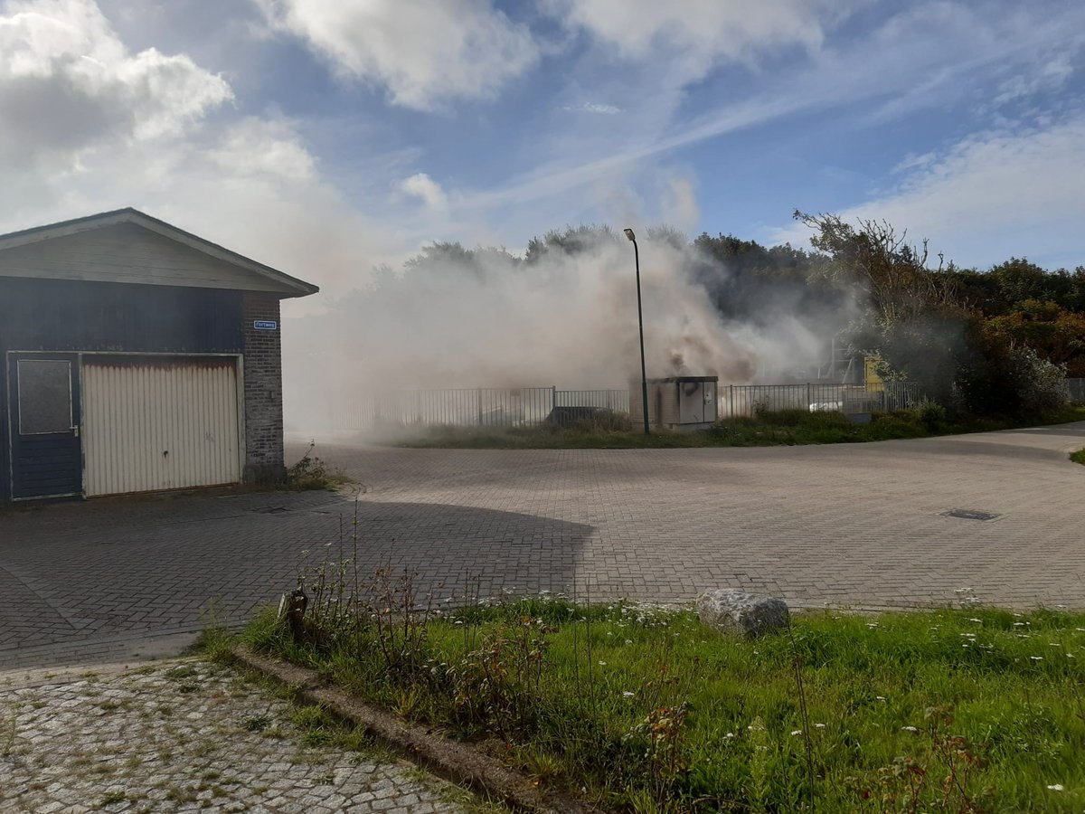 Door brand in een trafostation aan de Fortweg is de energievoorziening voor het bedrijventerrein en de jachthaven van #Vlieland uitgevallen. Er wordt een generator naar het eiland gebracht en we hopen dat de stroomvoorziening eind van de middag weer is hersteld.