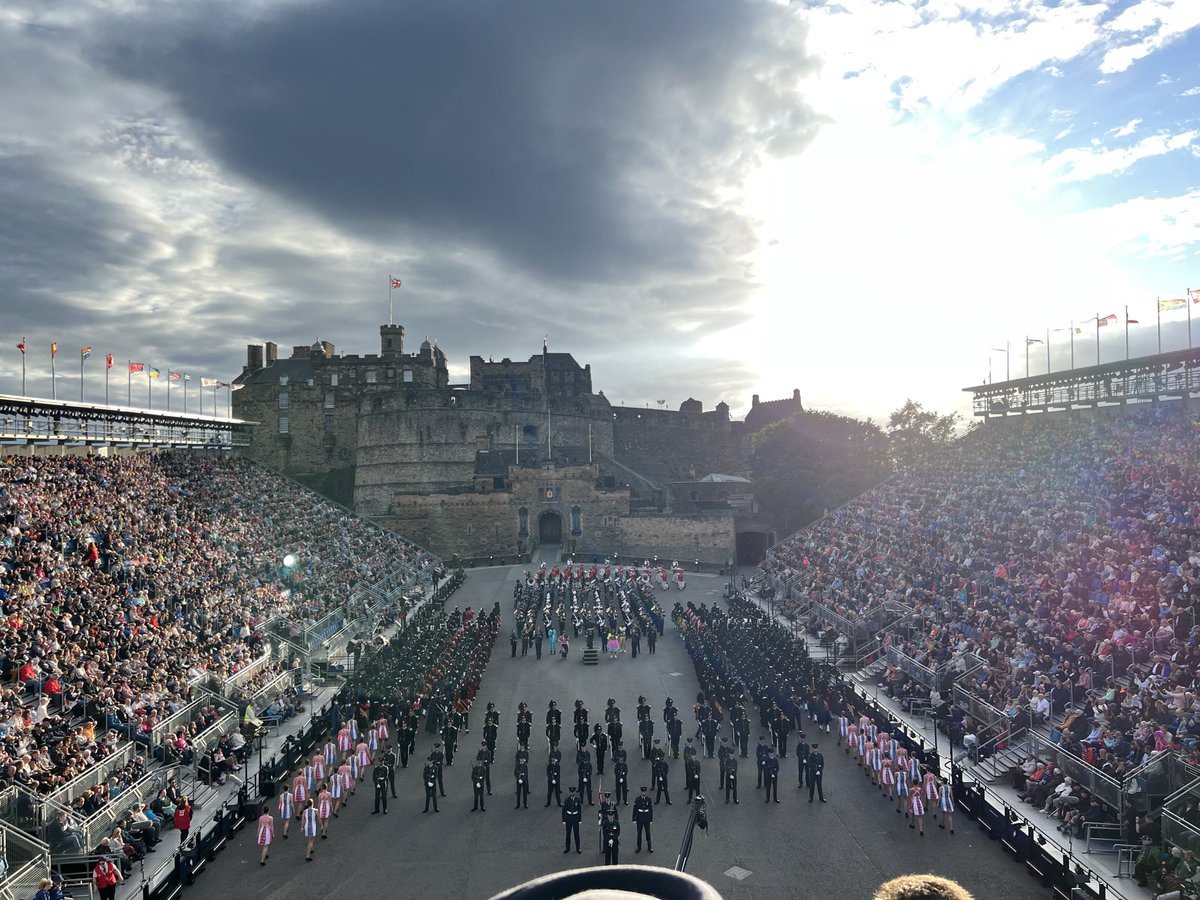 What an amazing privilege to be Salute Taker at Royal Edinburgh Military Tattoo. Congratulations to all personnel performing or supporting including ⁦@rafredarrows. Immaculate display by all! ⁦@DMS_MilMed⁩ ⁦@RoyalAirForce⁩ ⁦@UKStratCom⁩