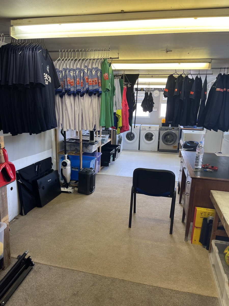 hicksgate77's tweet photo. Back to my business today after our disappointing result yesterday. Bring on Wednesday โฝ๏ธโฝ๏ธ
@YateTownFC
#kitman
#kitroom
#here5daysaweek
#secondhome https://t.co/V5gGOwfkPh