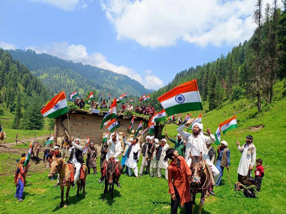 Love for Nation tribal #Gujjar nomads residing in high altitude meadows having no modes of communication joined Har Ghar Tiranga & #MeriMaatiMeraDesh Campaign at Jai meadow (11,200 ft) of Doda. @PMOIndia @HMOIndia @JmuKmrPolice @TribalArmy @DefenceMinIndia #JammuKashmir #tribals