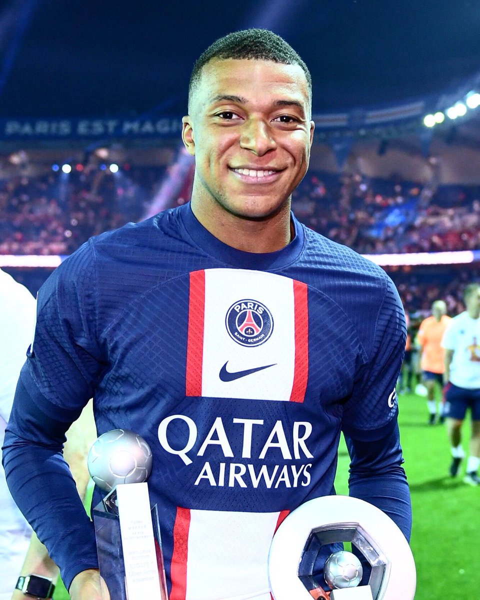 ActuFoot_'s tweet photo. 🚨💣 Kylian Mbappé a ouvert la porte à… 𝗨𝗡𝗘 𝗣𝗥𝗢𝗟𝗢𝗡𝗚𝗔𝗧𝗜𝗢𝗡 𝗗𝗘 𝗖𝗢𝗡𝗧𝗥𝗔𝗧 au PSG ! 🔴🔵

Mbappé serait en train de changer d’avis suite au départ de Neymar et au mercato jugé satisfaisant du PSG.

L’attaquant français pourrait ainsi accepter de signer un nouveau contrat jusqu’en 2025.

Au PSG, on se veut désormais optimiste !

(@footmercato)