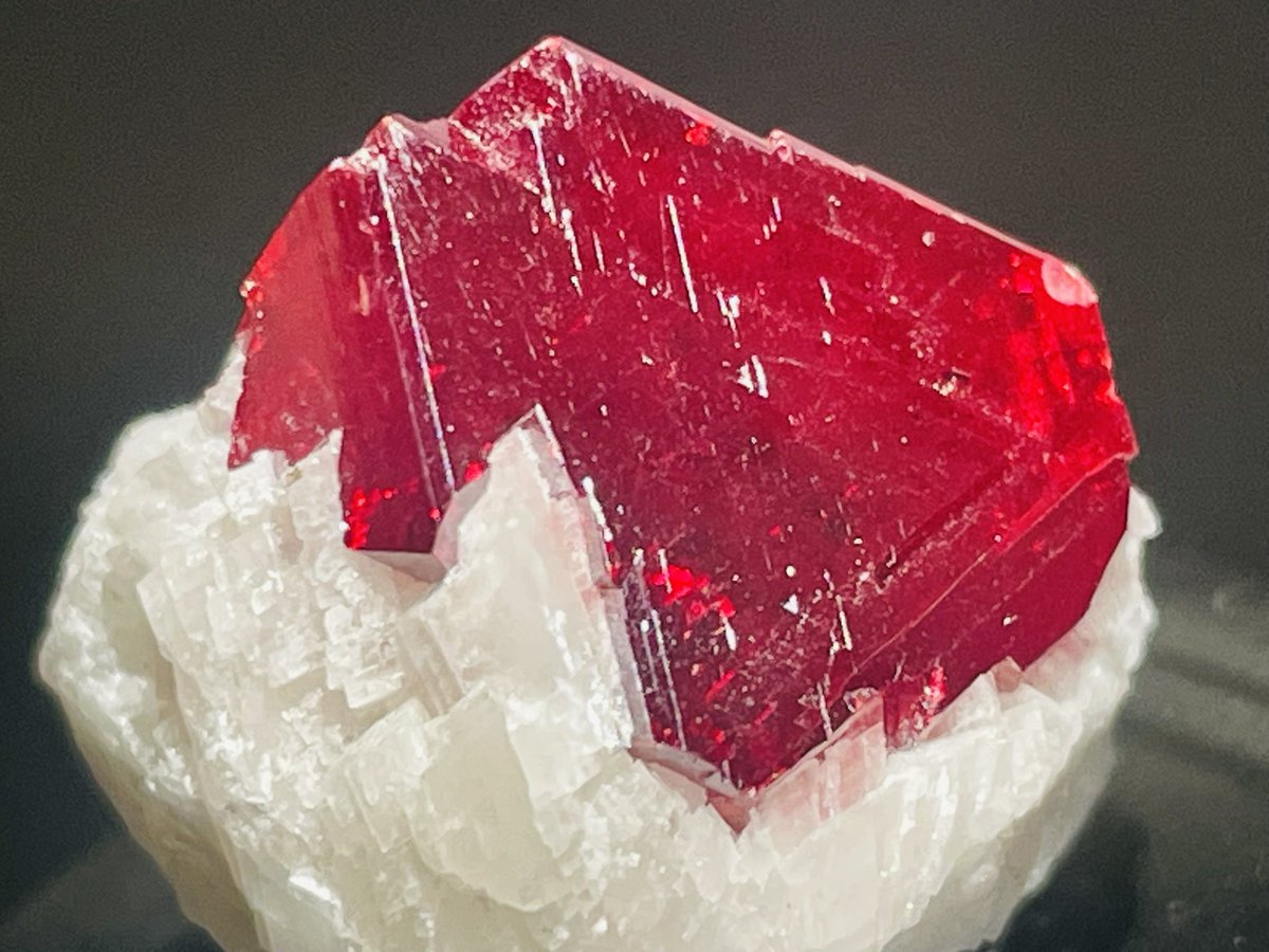 yuto_stone's tweet photo. ◻️鉱石名  ：辰砂(Cinnabar)
◻️産地    ：Fenghuang-Chathan Mercury Mine, Hunan Province, China
◻️結晶長  ：21*22*24
◻️入手経路：peanutsminerals様 (@ peanutsminerals ) 
◻️コメント
特級呪物標本。賢者の石。
凍てついた炎。
#辰砂
#シナバー
#cinnabar https://t.co/XZj6Ol8tL6