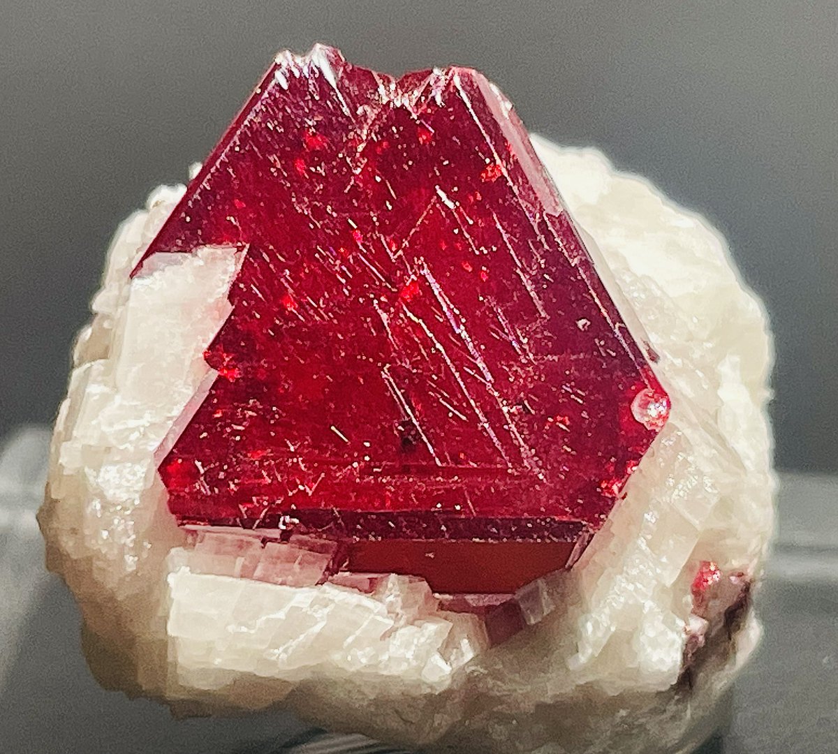 yuto_stone's tweet photo. ◻️鉱石名  ：辰砂(Cinnabar)
◻️産地    ：Fenghuang-Chathan Mercury Mine, Hunan Province, China
◻️結晶長  ：21*22*24
◻️入手経路：peanutsminerals様 (@ peanutsminerals ) 
◻️コメント
特級呪物標本。賢者の石。
凍てついた炎。
#辰砂
#シナバー
#cinnabar https://t.co/XZj6Ol8tL6