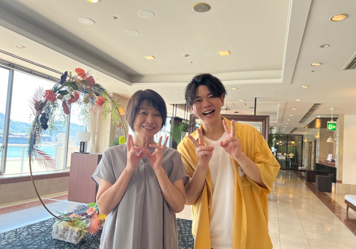 お盆ということで、全員40歳の地元の小学校の同窓会にいってきました！

俺は中学受験して地元の中学にはいかなかったから28年ぶりに会う人もいたり…

そして6年の時の担任の先生と記念撮影。
尾道よ、またね。