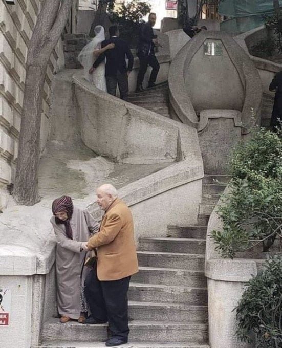 العبرة ليست في البدايات .. العبرة بمن يمسك يدك حتى النهايه❤️