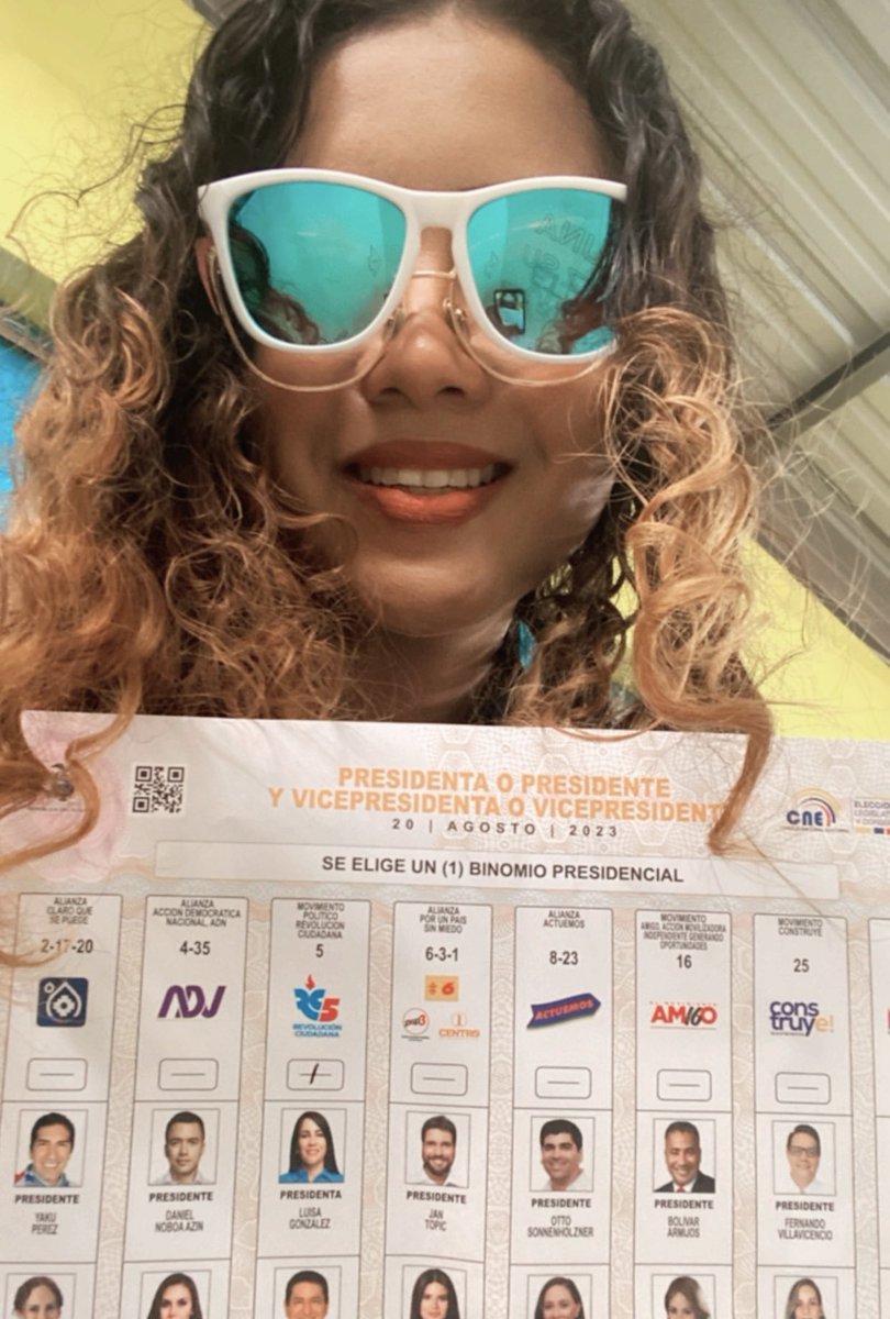 AdriRiveraPena's tweet image. ¿#HabránSeñales? ¡Mi voto fue por mami Luisa, señores! 😘 

PD: soy ciega, me puse #ModoLú encima de los lentes porque sino votaba mal JAJAJA 😜❤️💙

@LuisaGonzalezEc @MashiRafael 
#UnaSolaVuelta #ResurgirDeLaPatria #LuisaPresidenta