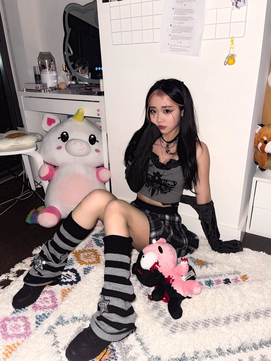 iGumdrop's tweet photo. pov ur in my room before emo night https://t.co/BUfDnZ3oN6