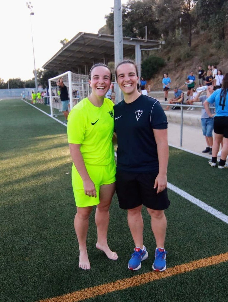 PolSalanova's tweet photo. Arribar a la fita de màxima golejadora històrica del @CFIgualada_ el dia en què la teva germana bessona @jsalanova feia de fisio de l'equip. Tot ben pensat, oi @marina_salanova ? Felicitats!! ⚽😊 #historietesdebessones https://t.co/nCDCjExXKT