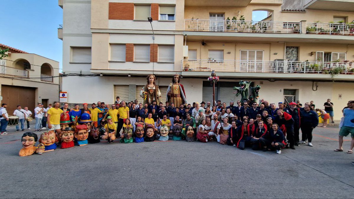 Aquest vespre trobareu una bona representació dels <a href="/BallsRibes/">Balls Populars de Ribes</a> ballant a la Festa Major de Castellbisbal: gegants, cabeçuts, <a href="/DracDeRibes/">Drac De Ribes</a> i gitanes. 
#SPRibes