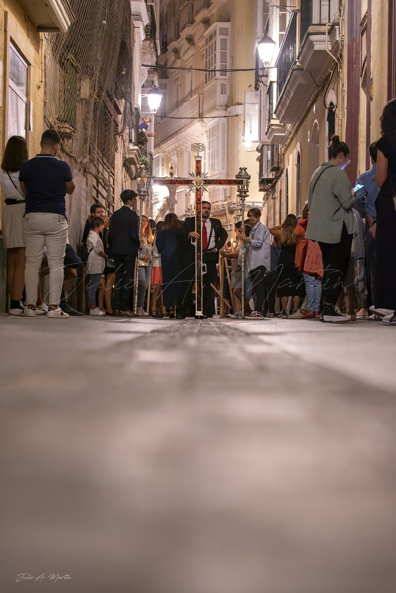 Pasar la vida esperando una cruz de guía

#SemanaSanta #SemanaSantaCádiz #Cádiz #Procesiónmagna