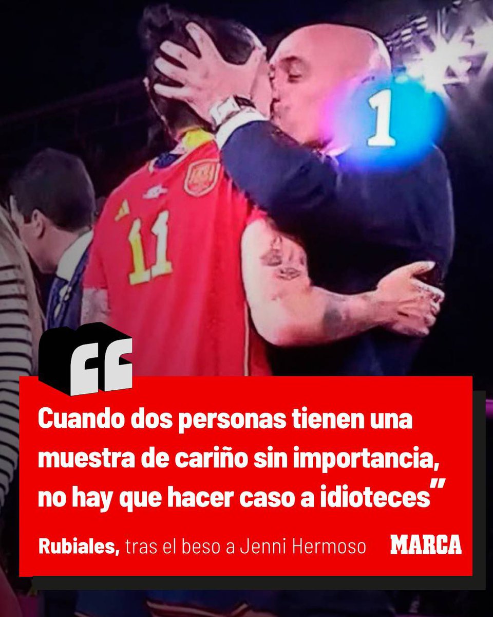 anna_caula's tweet photo. 🔴🟡🔴 No anem bé. Us imagineu aquesta mateixa fotografia amb un jugador després de guanyar el mundial masculí?. Oi que no? 

❌ Ser president d’una federació no et dona carta blanca per tot. Això no és admissible. https://t.co/z7SCmfS06c