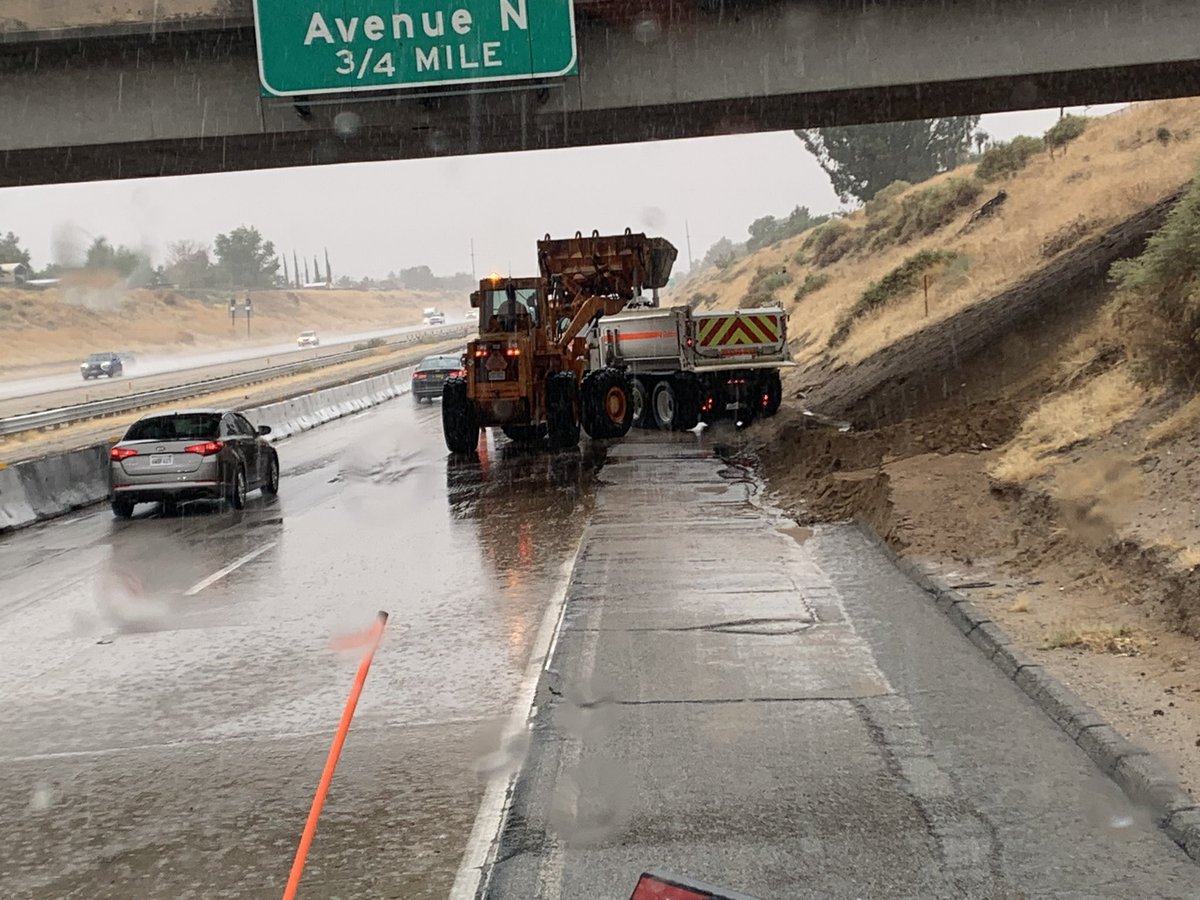 CaltransDist7's tweet image. Crews have cleared a small slide on NB SR 14 near Avenue N in #Palmdale. Please avoid unnecessary travel today, especially in Antelope Valley. High risk for slides and flash floods. #Hilary