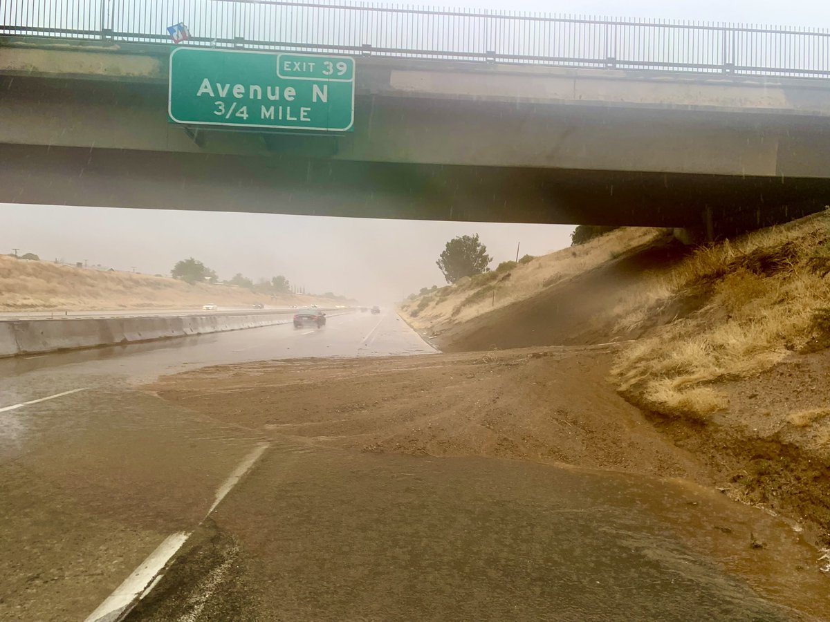CaltransDist7's tweet image. Crews have cleared a small slide on NB SR 14 near Avenue N in #Palmdale. Please avoid unnecessary travel today, especially in Antelope Valley. High risk for slides and flash floods. #Hilary