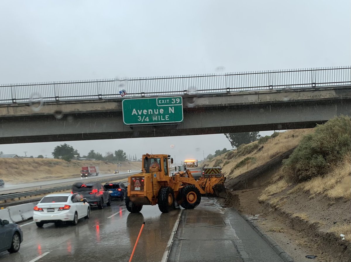 CaltransDist7's tweet image. Crews have cleared a small slide on NB SR 14 near Avenue N in #Palmdale. Please avoid unnecessary travel today, especially in Antelope Valley. High risk for slides and flash floods. #Hilary