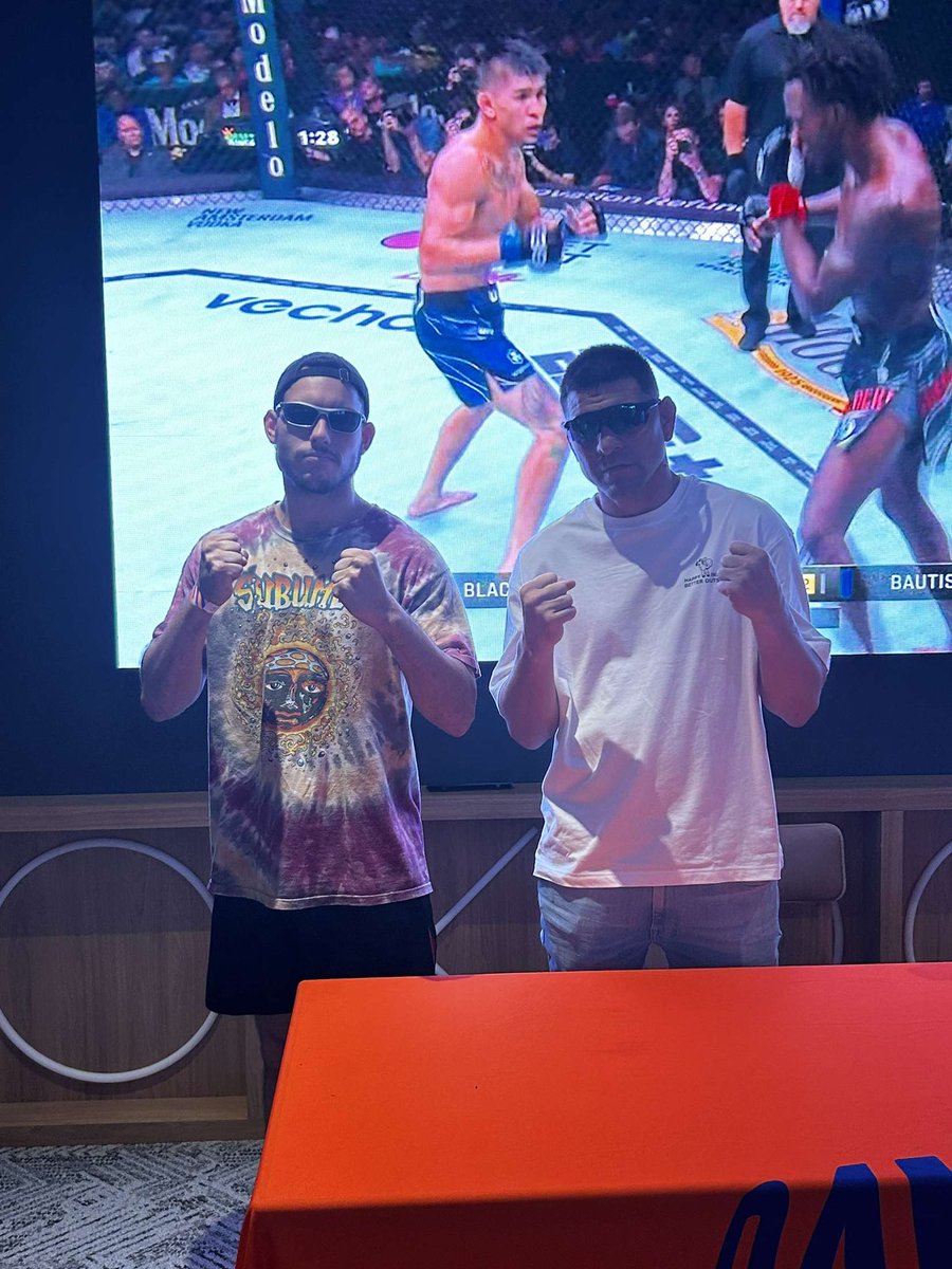 GoCleoWade's tweet image. met my long lost brother Nick Diaz Last nite
he was high as fuck 
And he said he liked my shirt maaan
😭💚
#nickdiazarmy