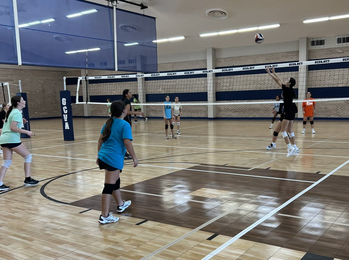 Shellshocked23's tweet image. Love that these girls keep putting in extra work! Most have already made their school teams, club teams are already set for Fall, but being good isn’t their goal. They want to be THE BEST! #sundaywork #goals #volleyball #gcva