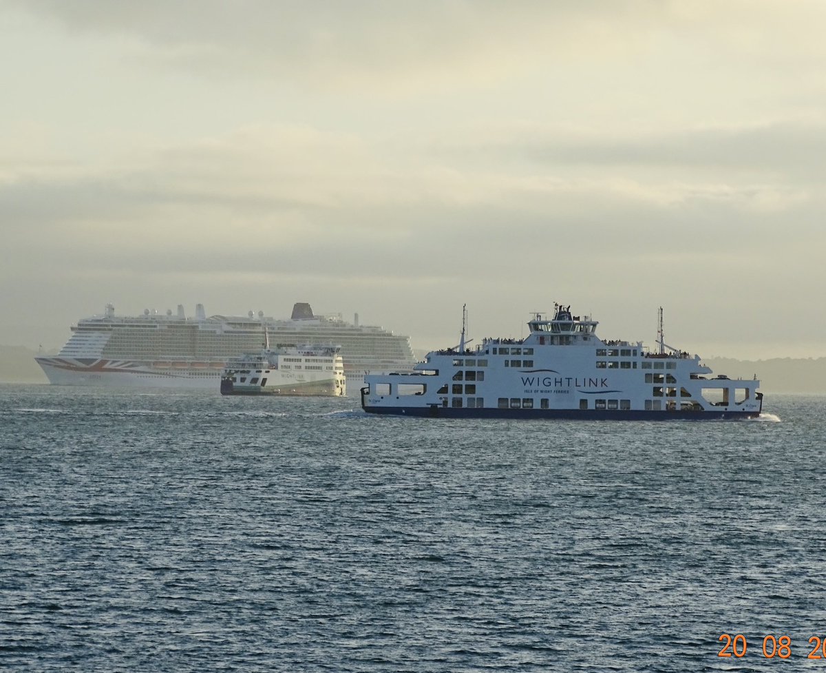 Heatherpink15's tweet photo. Having a stroll along #SouthseaSeafront when @pandocruises #beautiful newest ship #Arvia and @wightlinkferry #StClare and #VictoriaOfWight sailed passed @PortsmouthPort together, so thought Iโd get a quick #photo ๐ขโ๏ธ https://t.co/oJRSCWgGAE