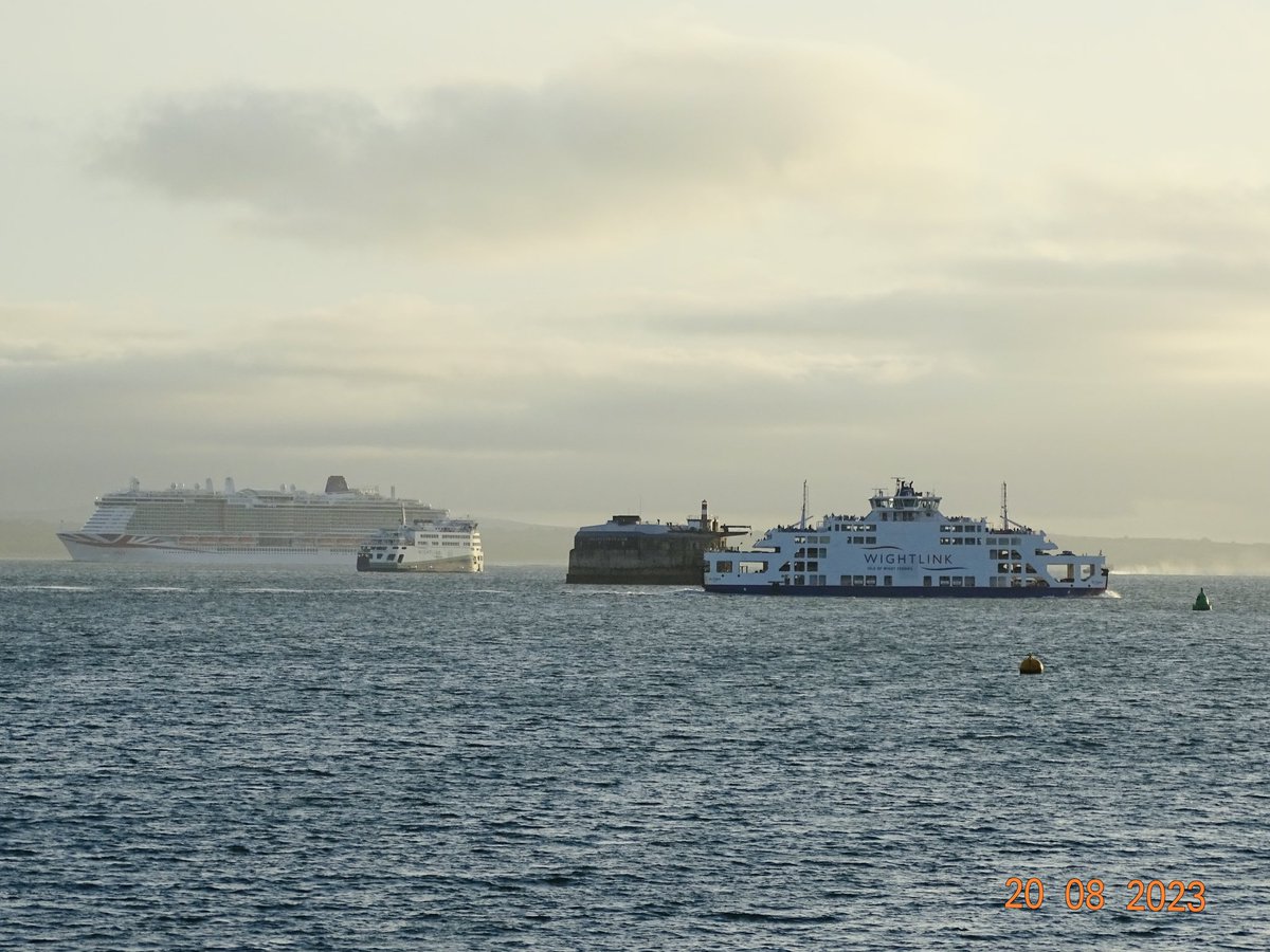 Heatherpink15's tweet photo. Having a stroll along #SouthseaSeafront when @pandocruises #beautiful newest ship #Arvia and @wightlinkferry #StClare and #VictoriaOfWight sailed passed @PortsmouthPort together, so thought Iโd get a quick #photo ๐ขโ๏ธ https://t.co/oJRSCWgGAE