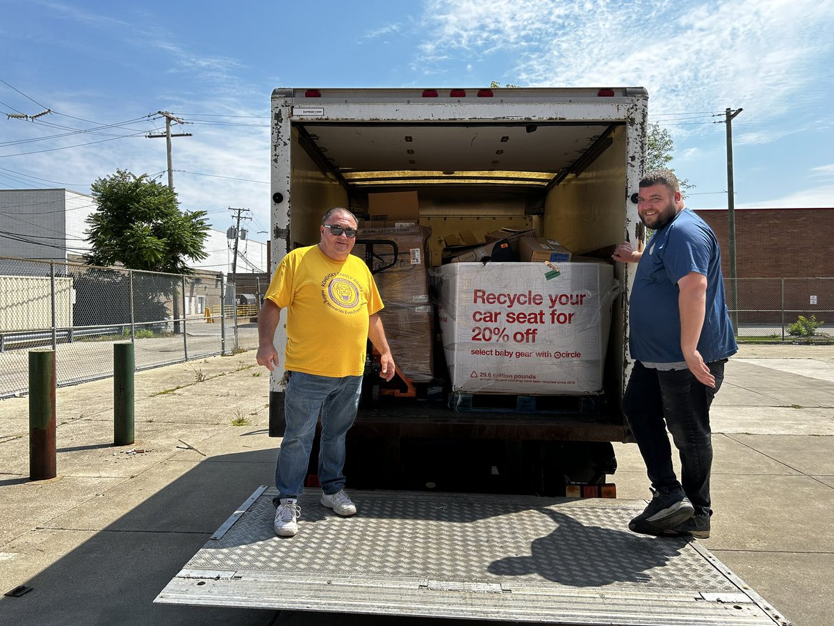Doorbuster Deals helping us load the truck for the supplies to our students!  Thank you to Doorbuster Deals and District 100 Building and Maintenance Team!  #HeritageMiddleSchool #BerwynDistrict100