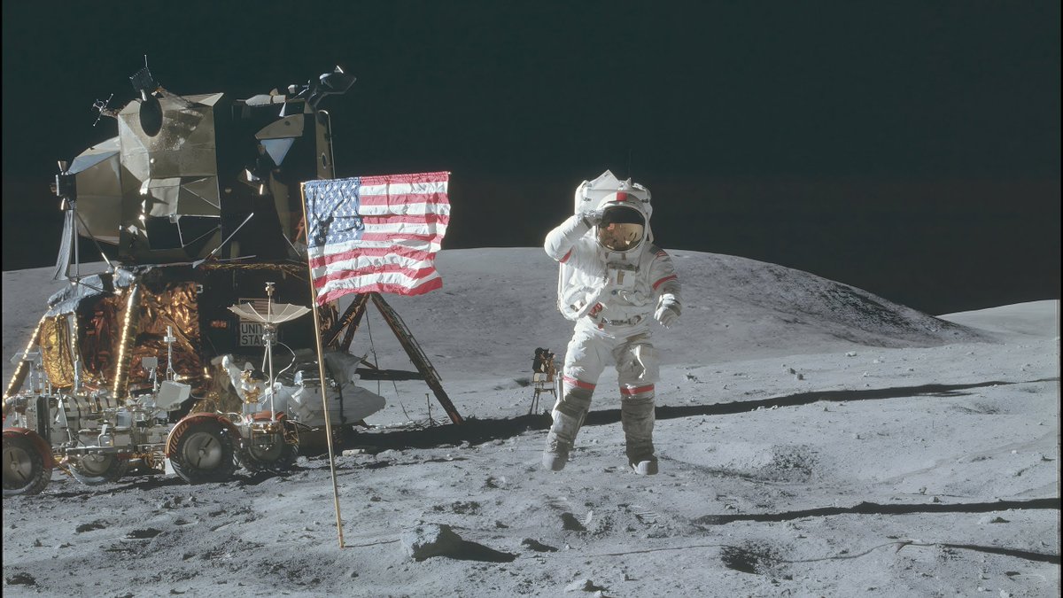 🇫🇷Photo emblématique "jump salute" de John Young. Photographiée par Charlie Duke avec le module lunaire et le rover en arrière-plan. Mission Apollo 16.
🇺🇸John Young's iconic "jump salute" photo. Photographed by Charlie Duke with the lunar module and rover in the background.