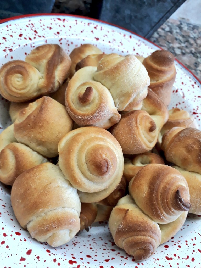 Me volvieron a pedir la receta de Cuernitos para la hora del mate.
Les dejo el paso a paso y la descripción de los ingredientes.

Es fácil y ricos, muy ricos!
Si te gusta es RT