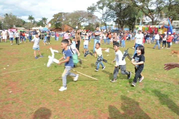 VirasoroMuni's tweet photo. #Postas🙋
Carrera de caballitos y zancos ! 🐴🐴 https://t.co/R2hr9r9woV