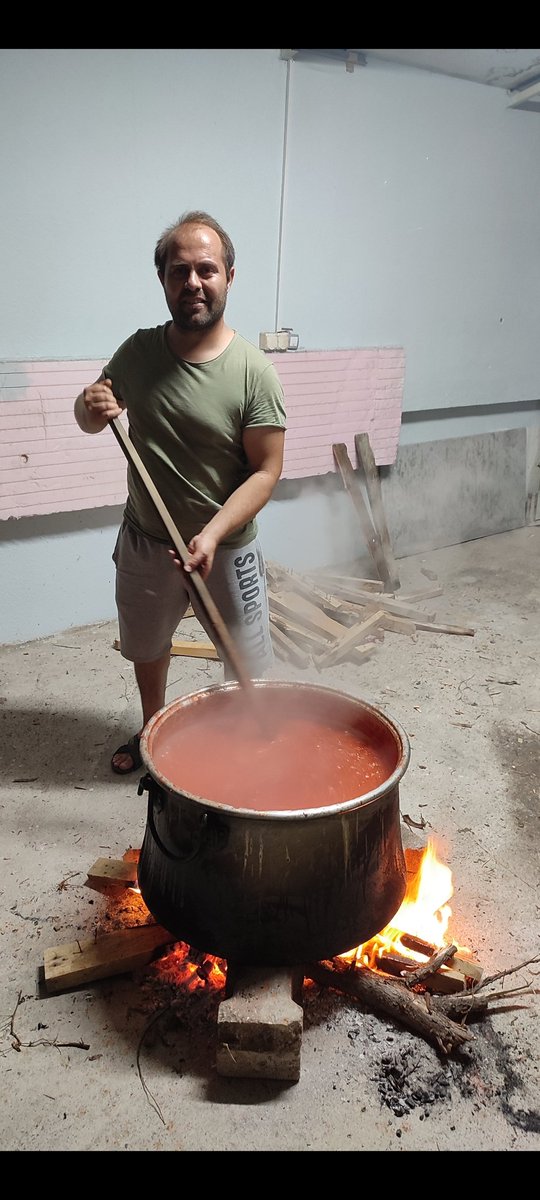 Serdal_KONYA's tweet photo. @tukasturkiye Bir Tukaş olamasak da... Yazdan kışa armağan. Emek olmadan yemek olmaz dedik 🍅😋😎 #tukas #hisse #bist #BIST30 #bist100  #euren #arzum #sasa #hektas #yylgd #goknr #fade #eksun #pengd #knfrt #tatgd #kayse #aztek #mıatk #grtrk #ofsym #ızenr #taten #enrya #dogal https://t.co/pA2cnEoedx