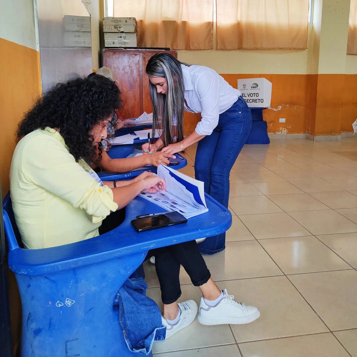 Mayrcruzg's tweet photo. Por la democracia y por mejores días para nuestro país.

Participé esta mañana del proceso electoral que se vive en Ecuador donde elegimos presidente/a, asambleístas y una importante consulta. Vivamos este proceso democrático con paz y responsabilidad. https://t.co/vymEXSJvdS