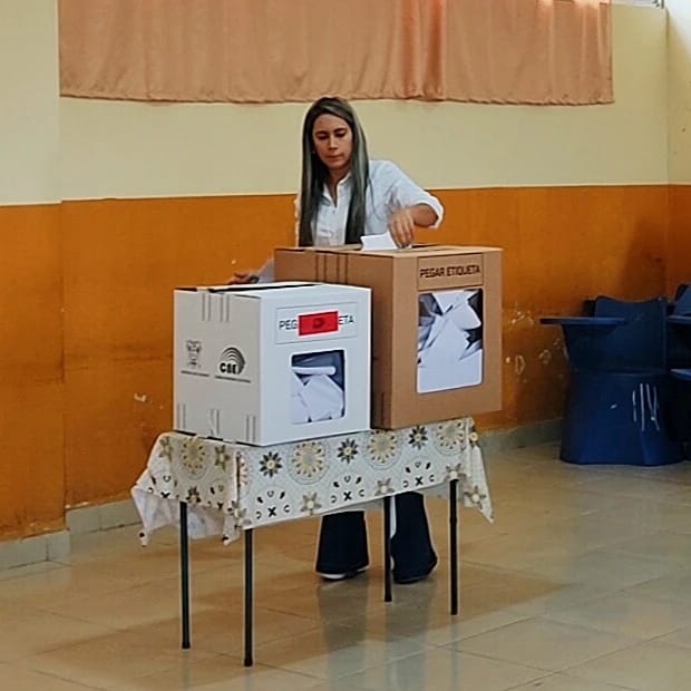 Por la democracia y por mejores días para nuestro país.

Participé esta mañana del proceso electoral que se vive en Ecuador donde elegimos presidente/a, asambleístas y una importante consulta. Vivamos este proceso democrático con paz y responsabilidad.