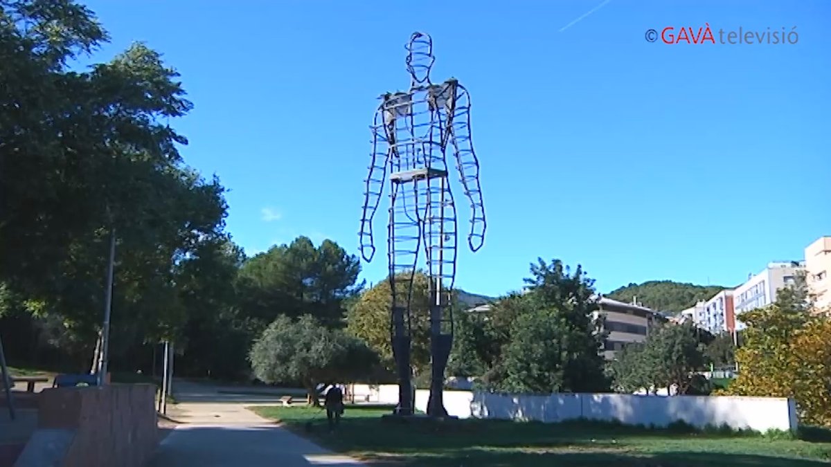 Porta 22 anys vigilant l'entrada a #Gavà i ja s'ha convertit en tot un símbol de la ciutat. És l'ésser del mil·lenni i us n'expliquem la història amb l'ajut de @LaFuraDelsBaus.
👉gavatv.cat/lesser-del-mil…