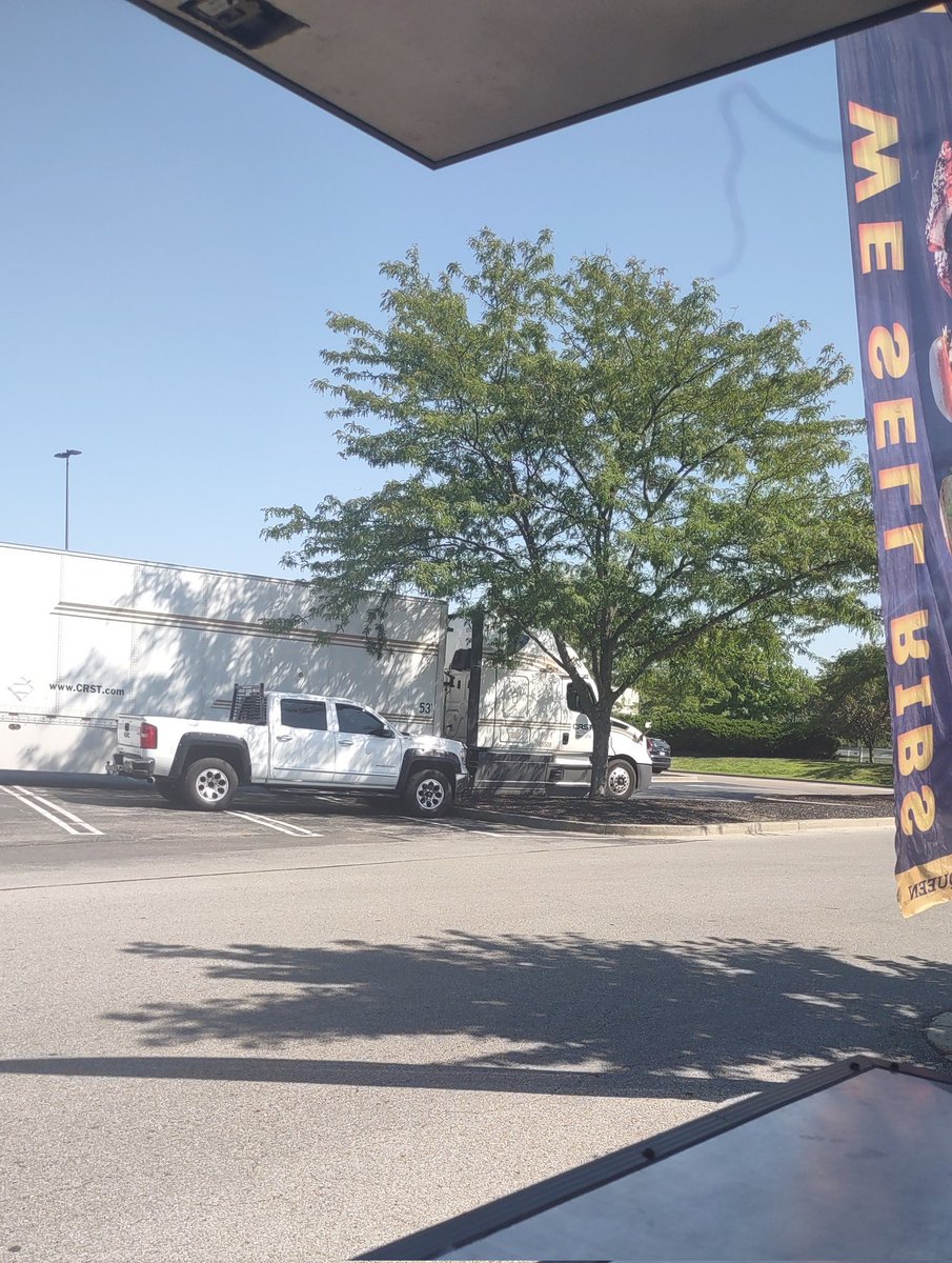ApostleNatalie's tweet image. I had  to park with the truck because someone that couldn't judge distance almost clipped my front end parked correctly. 

Help Us Jesus! 😭
#ForeignDrivers